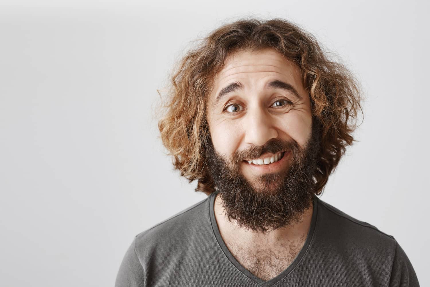 hombre con barba rizada