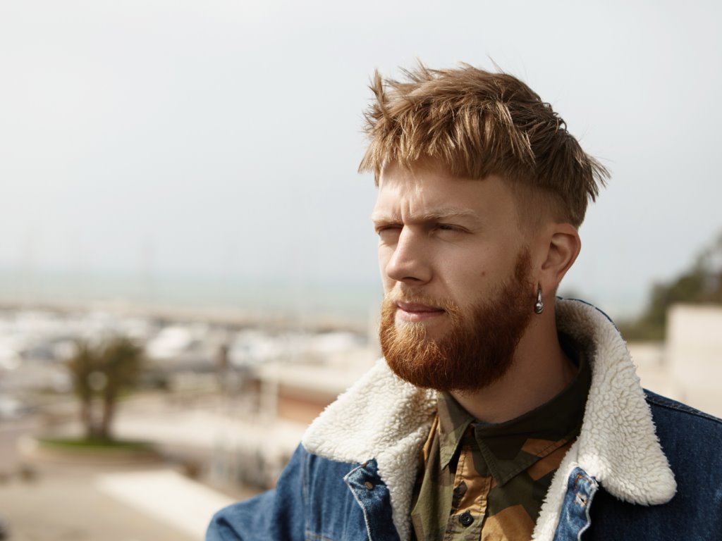 corte mullet en un joven atractivo y con barba