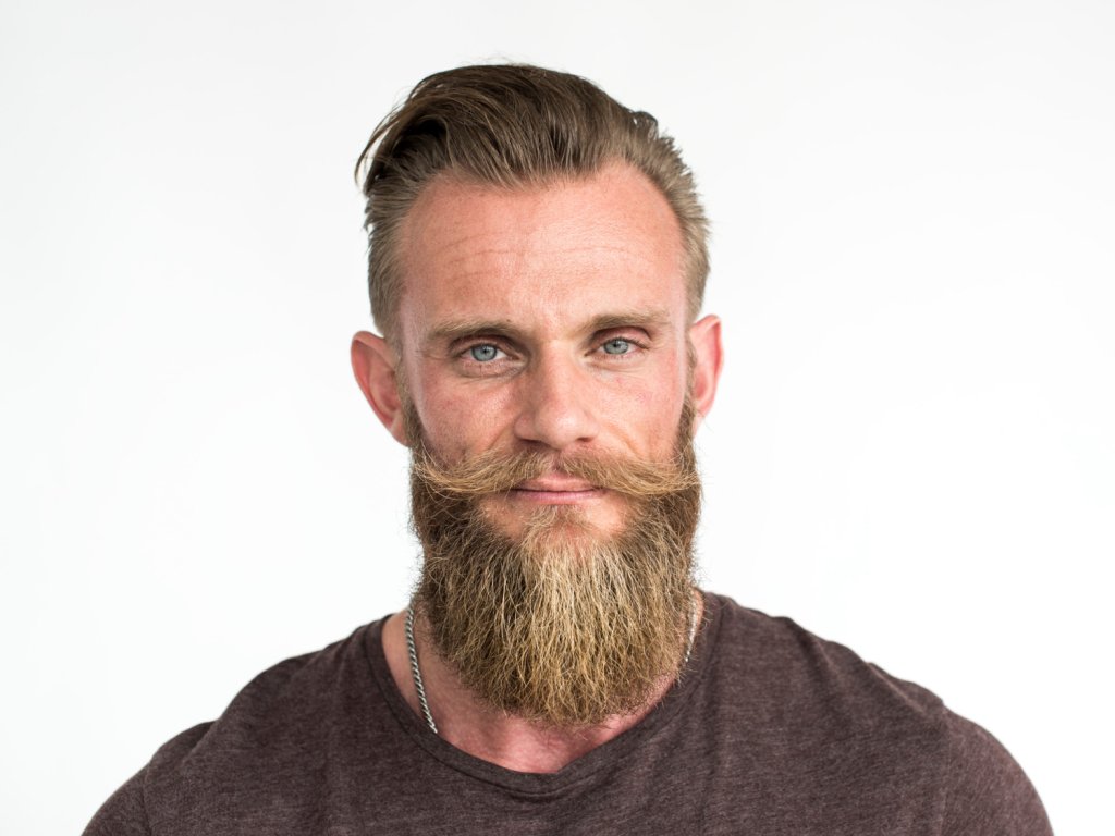 peinados con barba undercut hacia atrás con barba espesa